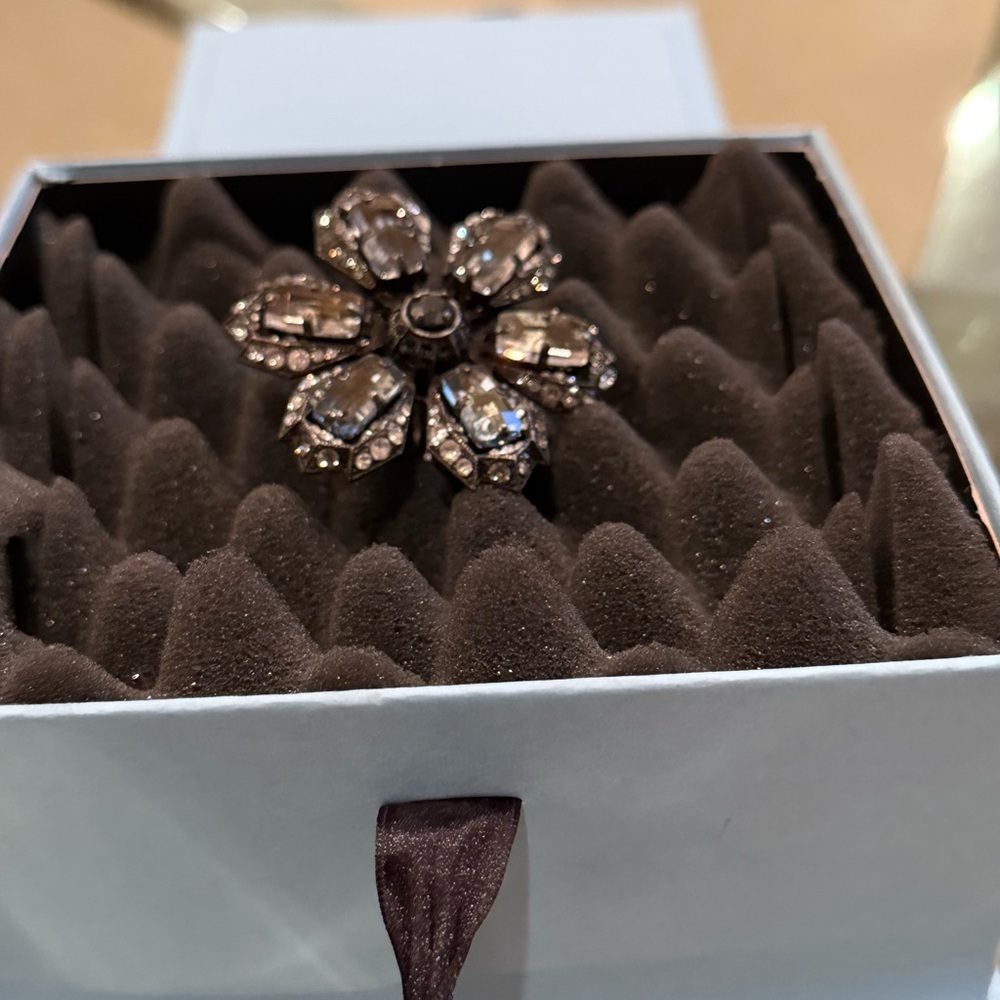 Authentic Lanvin Crystal Flower Ring - Picture 6 of 9